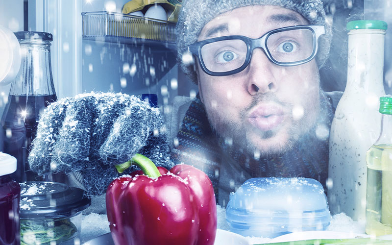 Teaserbild Mann, der in den Kühlschrank schaut - Alcatherm Klimatechnik